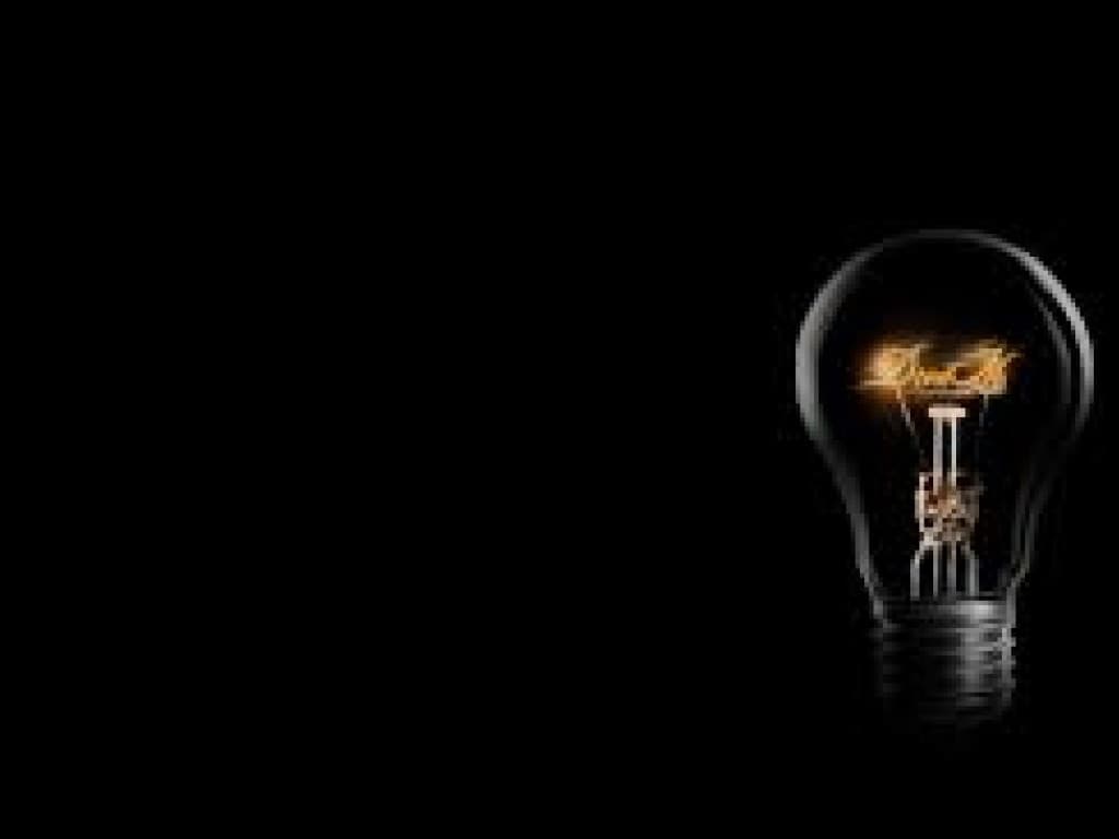 Експерт пояснив, чому киян змушують платити за світло у 2,5 раза більше